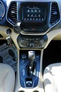 2019 Jeep Cherokee Latitude 4WD   - Photo 11 - Bakersfield, CA 93305