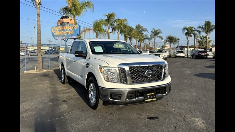 2017 Nissan Titan SV  