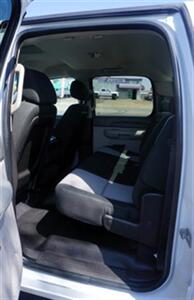 2009 Chevrolet Silverado 3500 Work Truck Crew Cab 2WD   - Photo 8 - Bakersfield, CA 93305