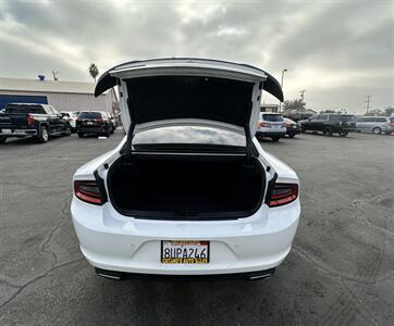 2018 Dodge Charger SXT - Photo 10 - Bakersfield, CA 93301