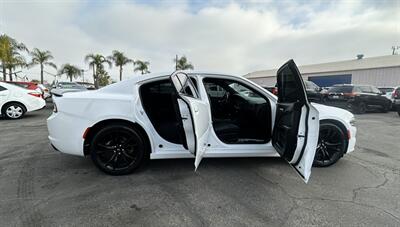 2018 Dodge Charger SXT - Photo 14 - Bakersfield, CA 93301