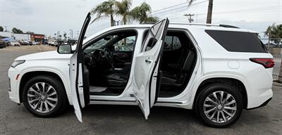 2022 Chevrolet Traverse Premier   - Photo 5 - Bakersfield, CA 93301