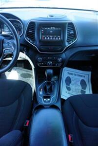 2019 Jeep Cherokee Latitude FWD   - Photo 11 - Bakersfield, CA 93305