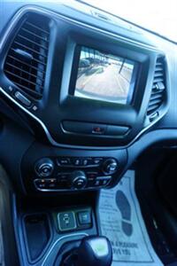 2019 Jeep Cherokee Latitude FWD   - Photo 12 - Bakersfield, CA 93305