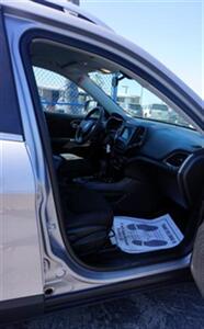 2019 Jeep Cherokee Latitude FWD   - Photo 6 - Bakersfield, CA 93305