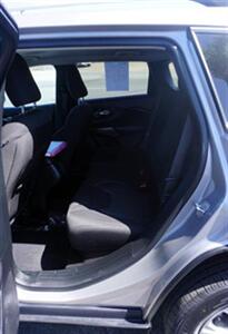 2019 Jeep Cherokee Latitude FWD   - Photo 8 - Bakersfield, CA 93305