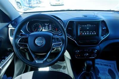 2019 Jeep Cherokee Latitude FWD   - Photo 10 - Bakersfield, CA 93305