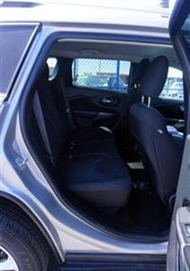 2019 Jeep Cherokee Latitude FWD   - Photo 7 - Bakersfield, CA 93305