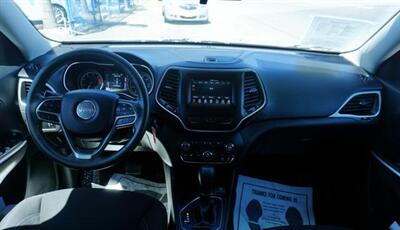 2019 Jeep Cherokee Latitude FWD   - Photo 9 - Bakersfield, CA 93305