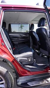 2017 Toyota Highlander XLE   - Photo 20 - Bakersfield, CA 93305