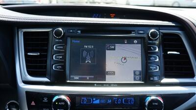2017 Toyota Highlander XLE   - Photo 24 - Bakersfield, CA 93305