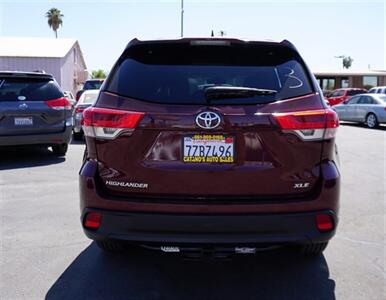 2017 Toyota Highlander XLE   - Photo 15 - Bakersfield, CA 93305