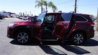 2017 Toyota Highlander XLE   - Photo 5 - Bakersfield, CA 93305