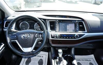 2017 Toyota Highlander XLE   - Photo 22 - Bakersfield, CA 93305
