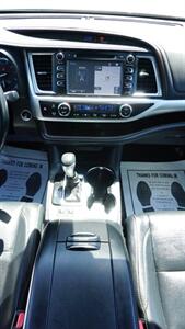 2017 Toyota Highlander XLE   - Photo 23 - Bakersfield, CA 93305
