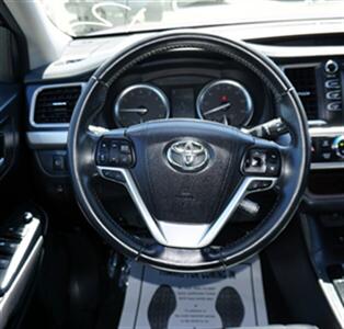 2017 Toyota Highlander XLE   - Photo 27 - Bakersfield, CA 93305