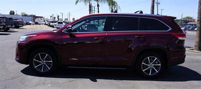 2017 Toyota Highlander XLE   - Photo 4 - Bakersfield, CA 93305