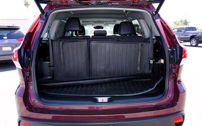 2017 Toyota Highlander XLE   - Photo 13 - Bakersfield, CA 93305