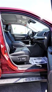 2017 Toyota Highlander XLE   - Photo 19 - Bakersfield, CA 93305