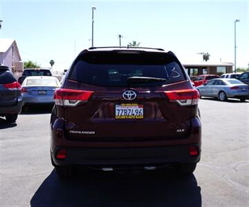 2017 Toyota Highlander XLE   - Photo 11 - Bakersfield, CA 93305