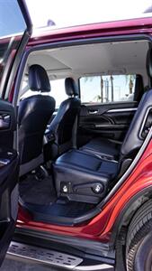 2017 Toyota Highlander XLE   - Photo 7 - Bakersfield, CA 93305