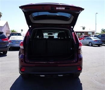 2017 Toyota Highlander XLE   - Photo 12 - Bakersfield, CA 93305