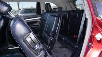2017 Toyota Highlander XLE   - Photo 9 - Bakersfield, CA 93305