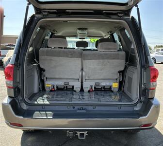 2006 Toyota Sequoia SR5   - Photo 13 - Bakersfield, CA 93305