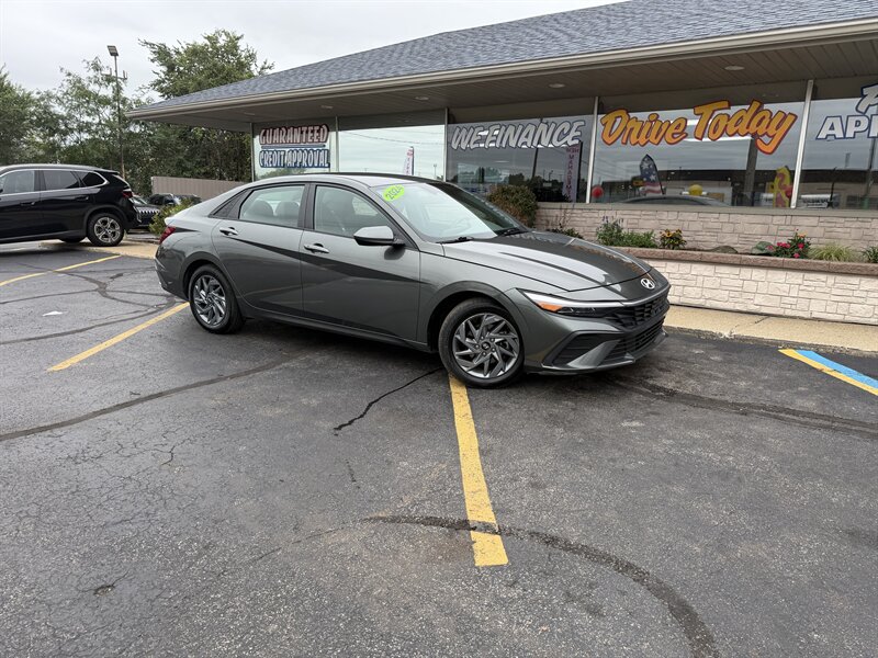 2024 Hyundai ELANTRA SEL  
