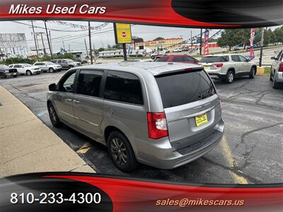 2015 Chrysler Town & Country S   - Photo 4 - Flint, MI 48503