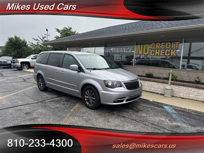 2015 Chrysler Town & Country S   - Photo 1 - Flint, MI 48503