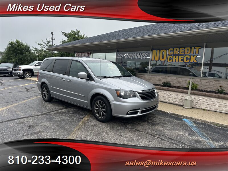 2015 Chrysler Town & Country S - Photo 1 - Flint, MI 48503