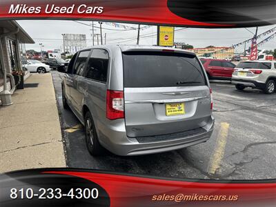 2015 Chrysler Town & Country S   - Photo 6 - Flint, MI 48503