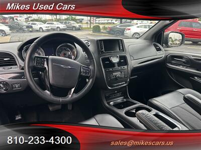 2015 Chrysler Town & Country S   - Photo 11 - Flint, MI 48503