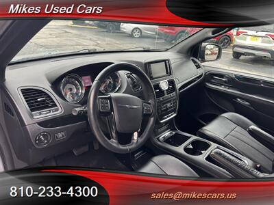 2015 Chrysler Town & Country S   - Photo 10 - Flint, MI 48503