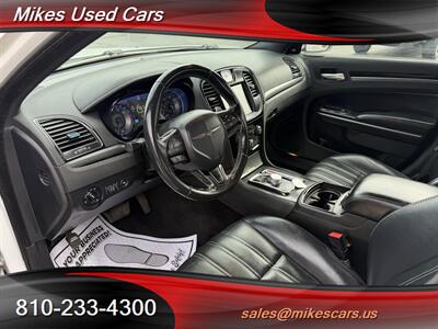 2016 Chrysler 300 Series S   - Photo 9 - Flint, MI 48503