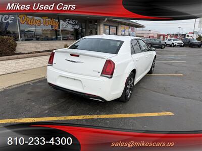 2016 Chrysler 300 Series S   - Photo 6 - Flint, MI 48503
