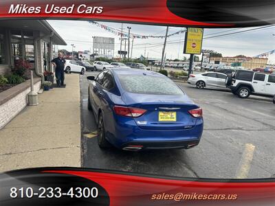 2015 Chrysler 200 S   - Photo 5 - Flint, MI 48503