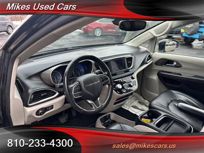 2020 Chrysler Pacifica Touring L   - Photo 11 - Flint, MI 48503