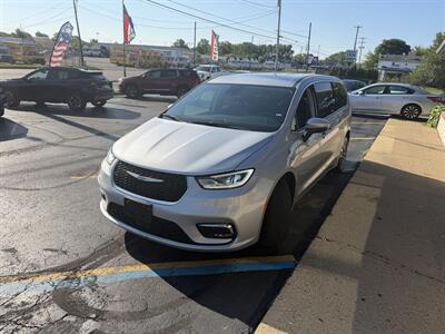 2023 Chrysler Pacifica Plug-In Hybrid Touring L - Photo 4 - Flint, MI 48503
