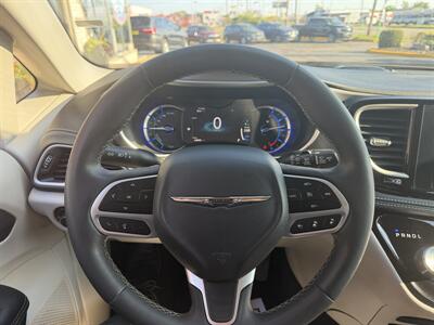 2023 Chrysler Pacifica Plug-In Hybrid Touring L - Photo 11 - Flint, MI 48503