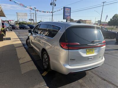 2023 Chrysler Pacifica Plug-In Hybrid Touring L - Photo 7 - Flint, MI 48503