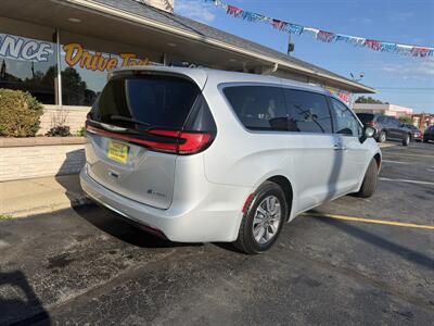 2023 Chrysler Pacifica Plug-In Hybrid Touring L - Photo 5 - Flint, MI 48503