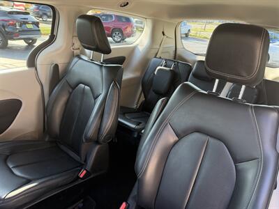 2023 Chrysler Pacifica Plug-In Hybrid Touring L - Photo 8 - Flint, MI 48503