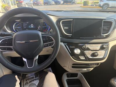 2023 Chrysler Pacifica Plug-In Hybrid Touring L - Photo 12 - Flint, MI 48503