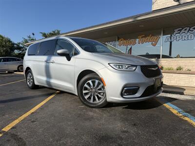 2023 Chrysler Pacifica Plug-In Hybrid Touring L - Photo 1 - Flint, MI 48503