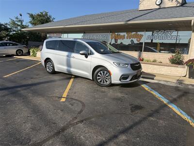 2023 Chrysler Pacifica Plug-In Hybrid Touring L - Photo 2 - Flint, MI 48503