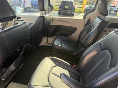 2023 Chrysler Pacifica Plug-In Hybrid Touring L - Photo 9 - Flint, MI 48503
