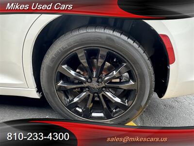 2018 Chrysler 300 Series Limited - Photo 11 - Flint, MI 48503