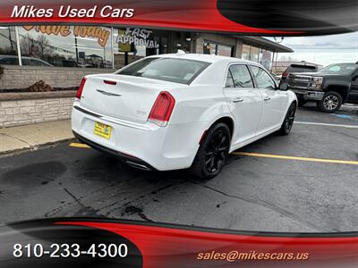 2018 Chrysler 300 Series Limited - Photo 7 - Flint, MI 48503